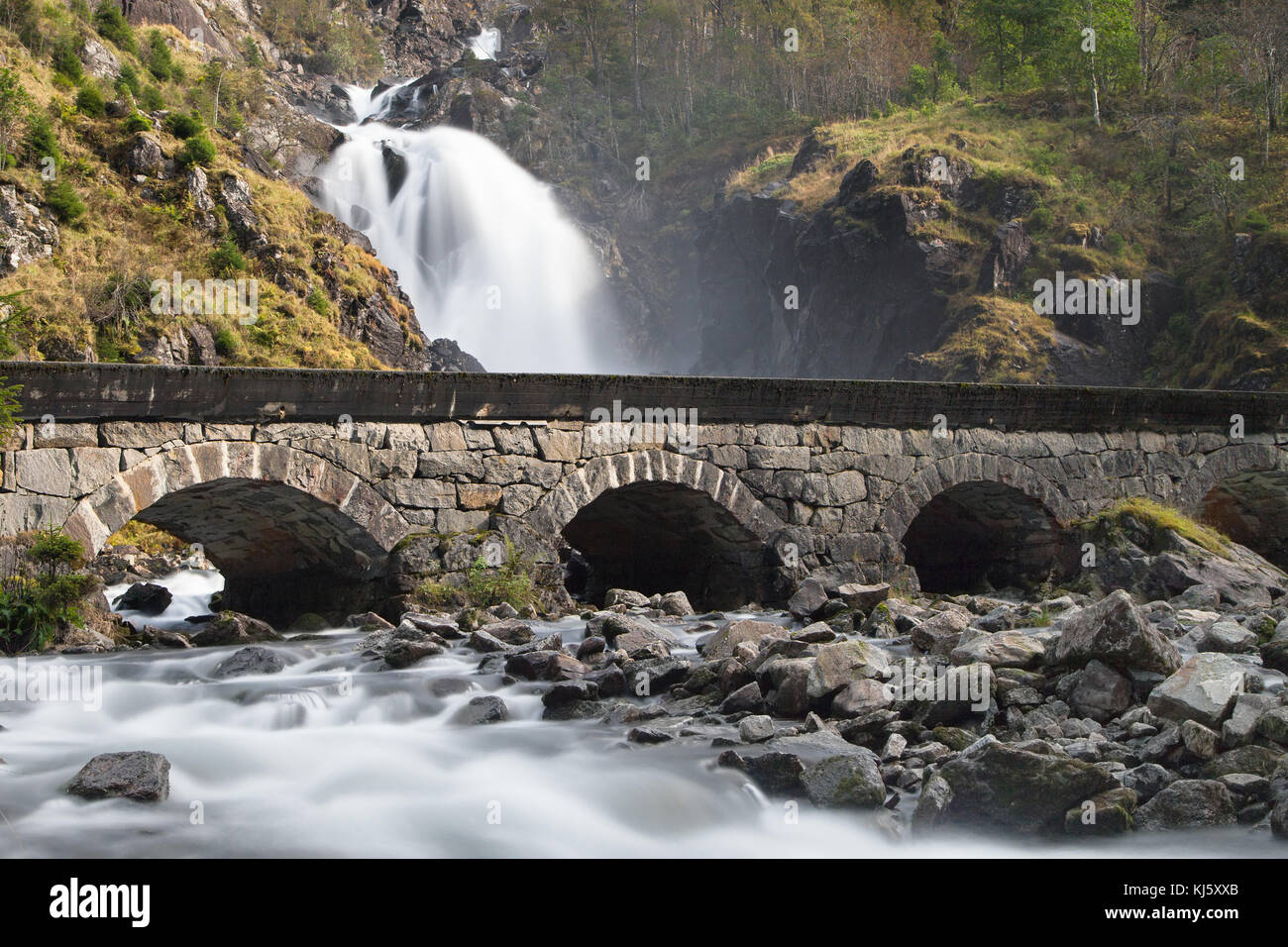 Latefossen et son pont de pierre à odda, hordaland, Norvège. Banque D'Images