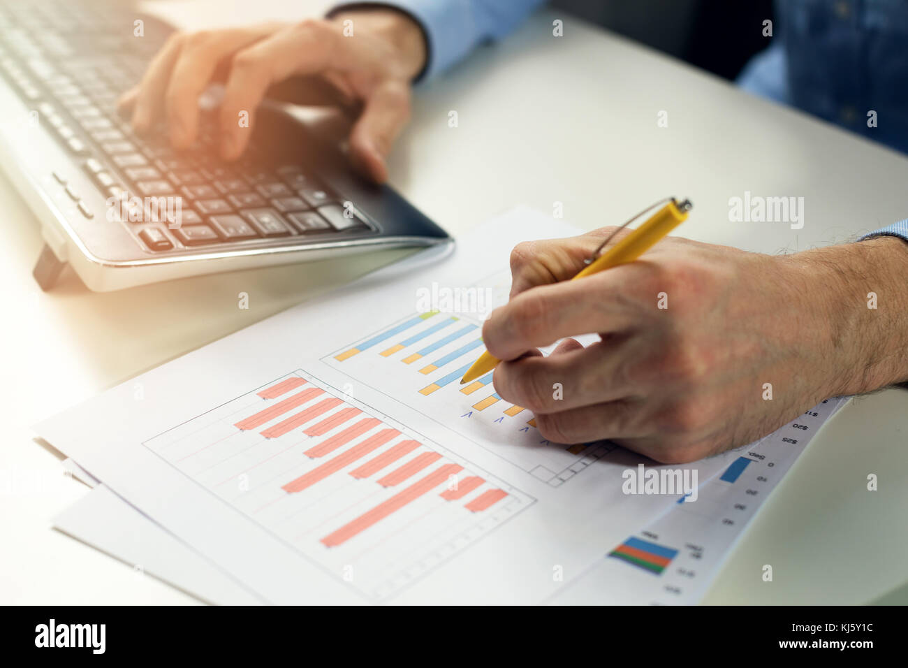 Commis de bureau travaillant avec des rapports statistiques et à la saisie de données dans un ordinateur Banque D'Images