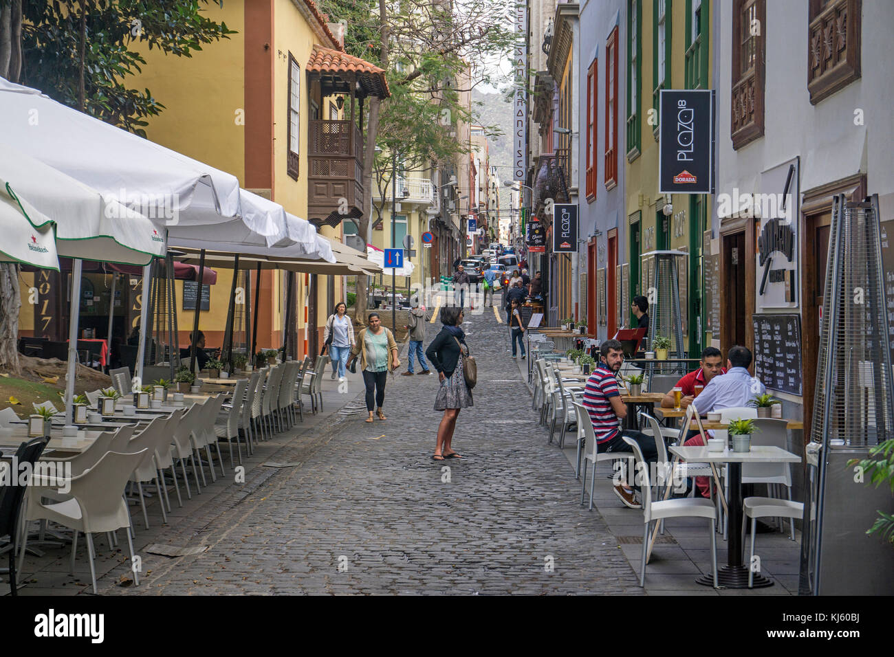 Dans strassencafes kopfsteinpflaster altstadtgasse, von und typisch kanarische haeuser, santa cruz de tenerife, teneriffa, atlantischer ozean, kanaris Banque D'Images