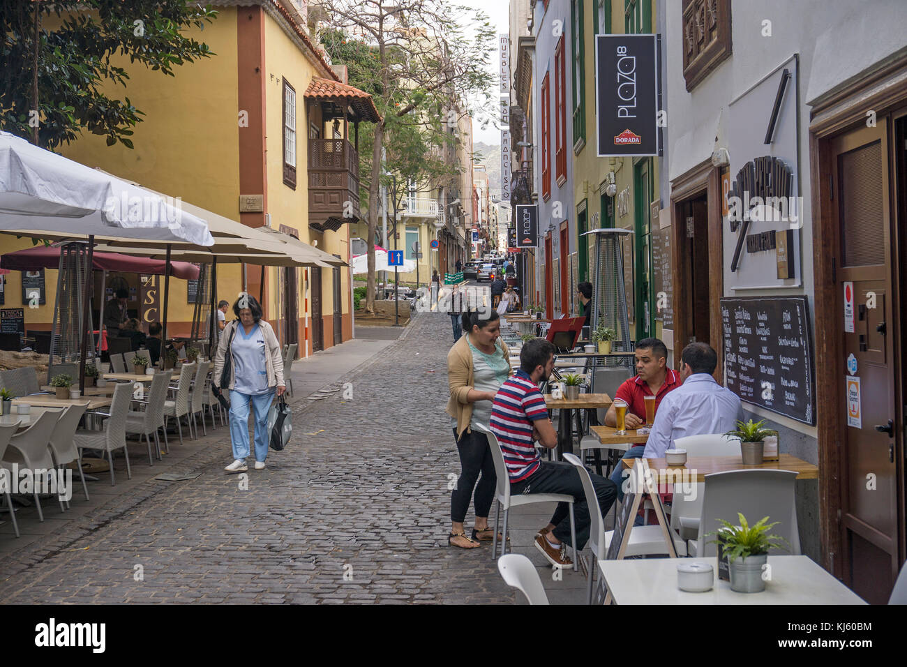 Dans strassencafes kopfsteinpflaster altstadtgasse, von und typisch kanarische haeuser, santa cruz de tenerife, teneriffa, atlantischer ozean, kanaris Banque D'Images