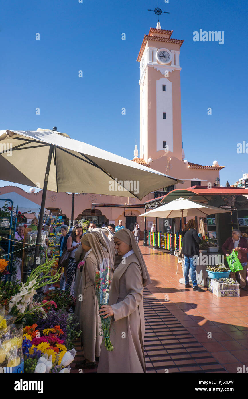 Les nonnes à un magasin de fleur à patio de mercado Nuestra Senora de l'Afrique, marché de la ville de santa cruz de tenerife, Tenerife, îles canaries, espagne Banque D'Images