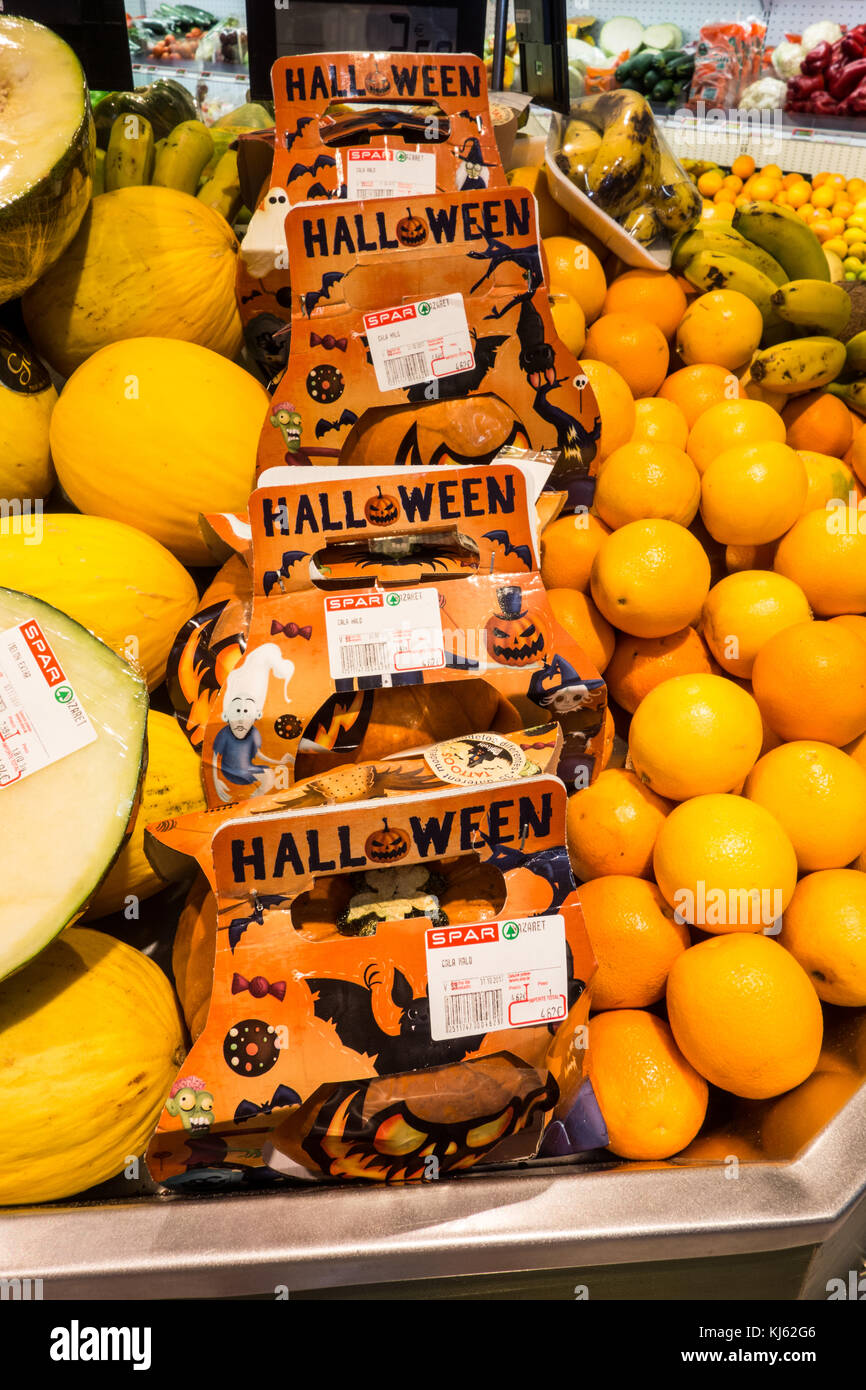 LANZAROTE, ESPAGNE-4ème Nov 2017 : Pumpkins sur réduire après la saison d'Halloween à l'hypermarché Spar à Costa Teguise. Banque D'Images