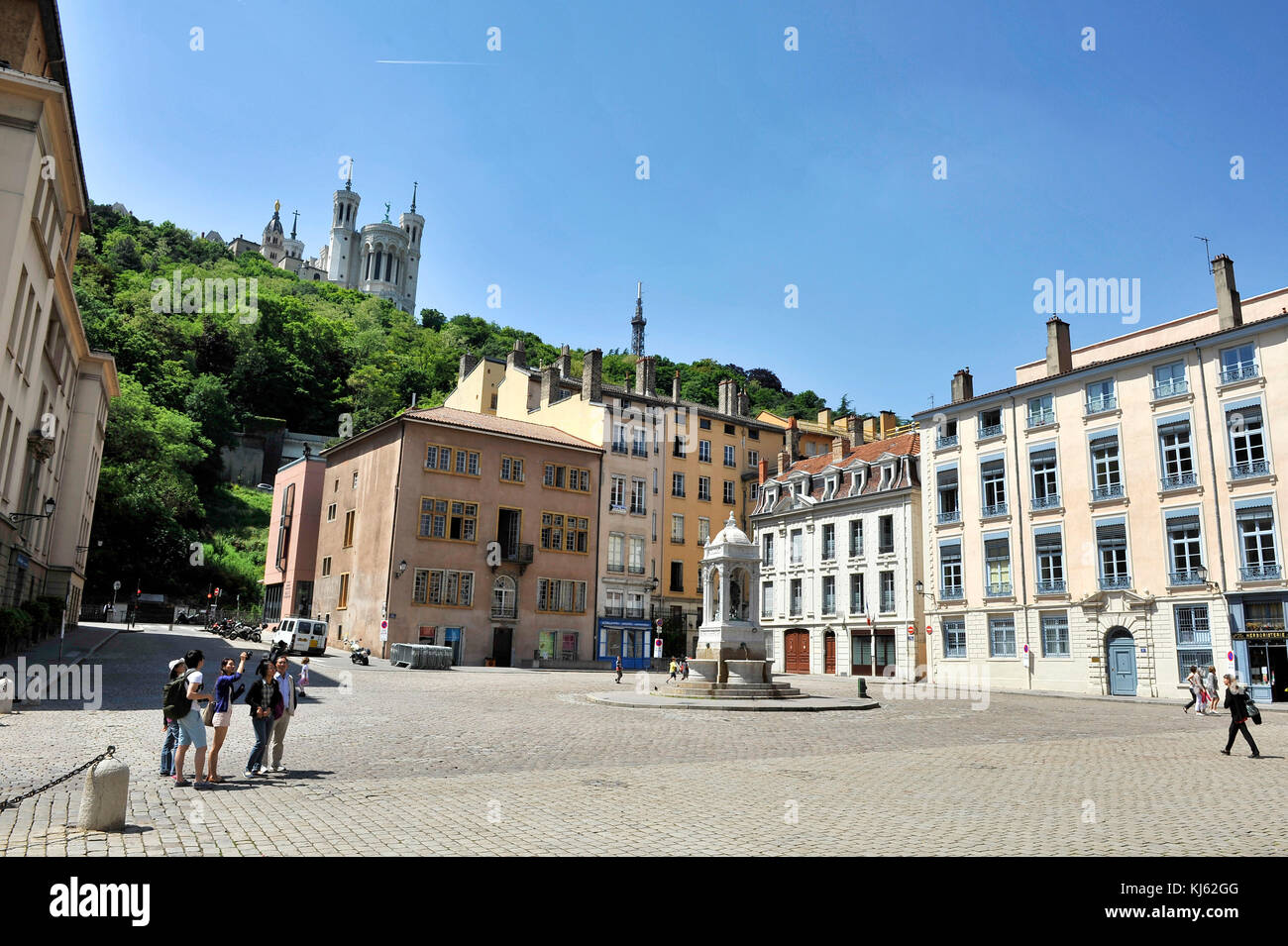 Lyon (sud-est de la France) : 'place Saint-Jean' square. Dans l'arrière-plan, la Basilique Notre-Dame de Fourvière, enregistrée en tant que lieu historique national Landmar Banque D'Images