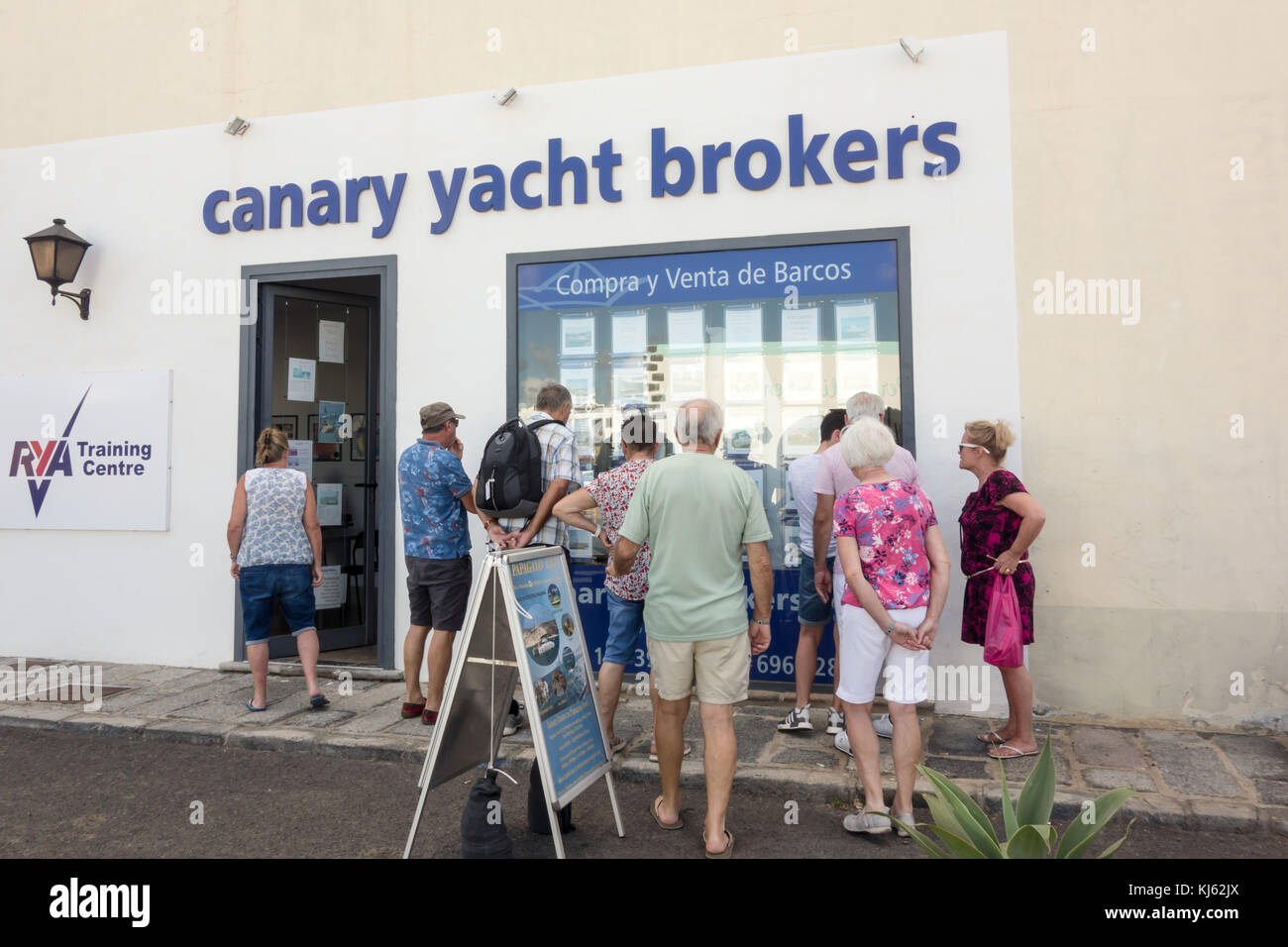 LANZAROTE, ESPAGNE-4ème Nov 2017 : un groupe de touristes de prendre des participations dans une gamme d'yacts qui sont en vente sur le secteur de l'Yacht Brokers à Playa Blanca. Banque D'Images