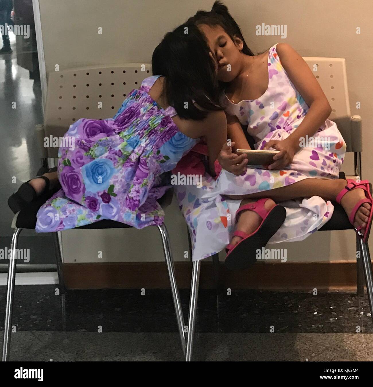 San Juan, Philippines. 20th novembre 2017. Joy et Joyce Magsino ont 10 ans et ont joint des jumeaux espérant que par une chirurgie ils seront séparés et auront leur propre vie. Les jumeaux réunis subissant différentes procédures médicales en préparation de leur séparation. Les jumeaux ont également adoré jouer à des jeux sur leur téléphone portable. Crédit: Sherbien Dacalanio/Pacific Press/Alay Live News Banque D'Images