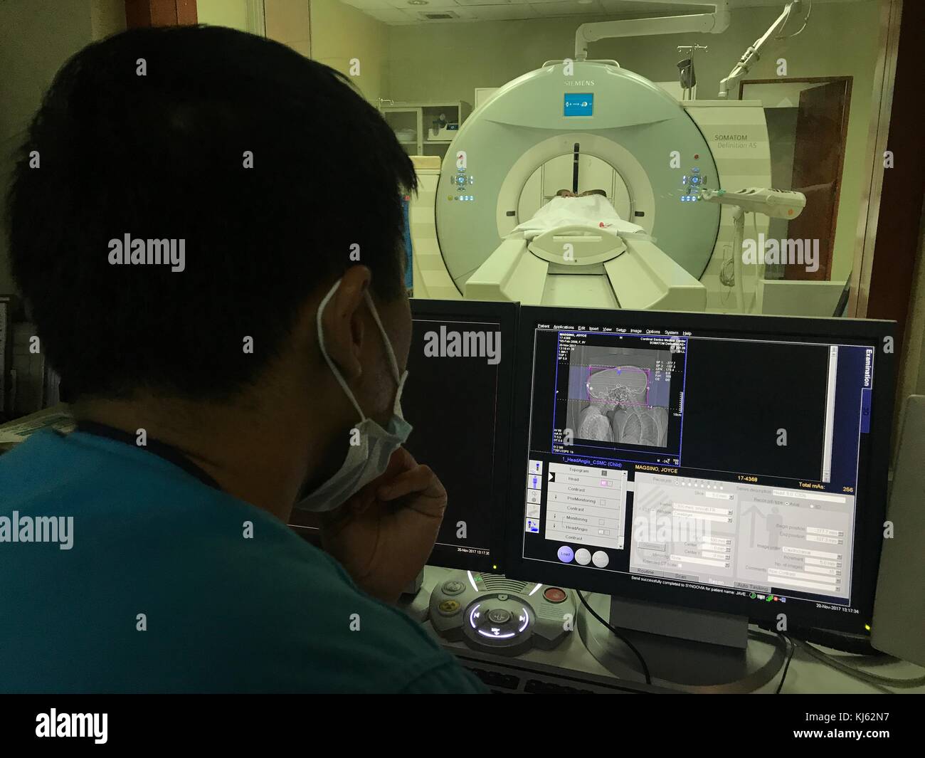 San Juan, aux Philippines. 20 nov, 2017. Joie et Joyce magsino, vieux de 10 ans sont des frères siamois en espérant que par une chirurgie qu'ils seront séparés et ont leur propre vie. Les jumeaux siamois subissant différentes procédures médicales en préparation de leur séparation. les jumeaux aimait aussi jouer à des jeux sur leur téléphone mobile. sherbien dacalanio : crédit/pacific press/Alamy live news Banque D'Images