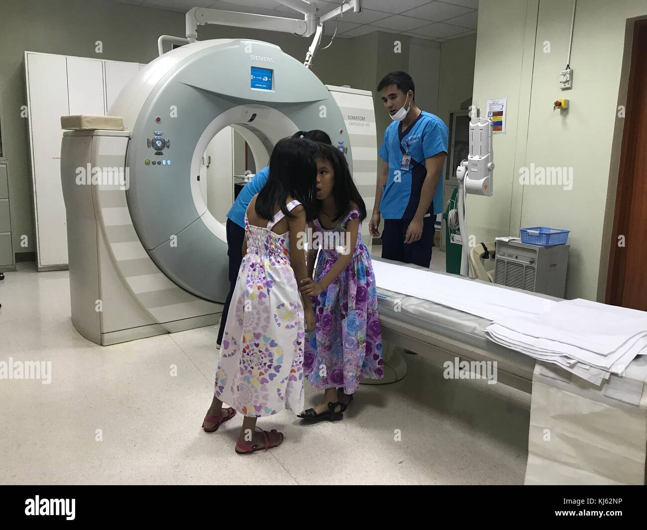 San Juan, aux Philippines. 20 nov, 2017. Joie et Joyce magsino, vieux de 10 ans sont des frères siamois en espérant que par une chirurgie qu'ils seront séparés et ont leur propre vie. Les jumeaux siamois subissant différentes procédures médicales en préparation de leur séparation. les jumeaux aimait aussi jouer à des jeux sur leur téléphone mobile. sherbien dacalanio : crédit/pacific press/Alamy live news Banque D'Images