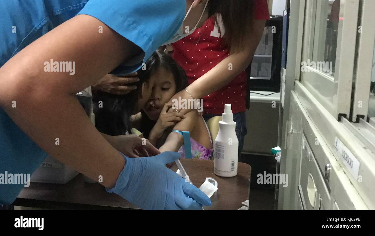 San Juan, Philippines. 20th novembre 2017. Joy et Joyce Magsino ont 10 ans et ont joint des jumeaux espérant que par une chirurgie ils seront séparés et auront leur propre vie. Les jumeaux réunis subissant différentes procédures médicales en préparation de leur séparation. Les jumeaux ont également adoré jouer à des jeux sur leur téléphone portable. Crédit: Sherbien Dacalanio/Pacific Press/Alay Live News Banque D'Images