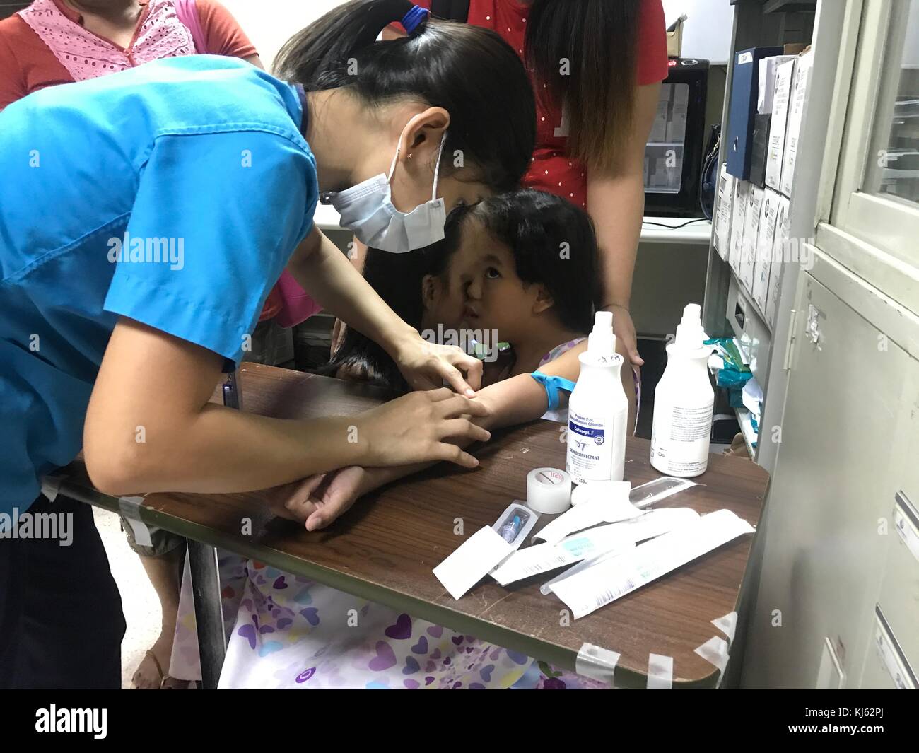 San Juan, aux Philippines. 20 nov, 2017. Joie et Joyce magsino, vieux de 10 ans sont des frères siamois en espérant que par une chirurgie qu'ils seront séparés et ont leur propre vie. Les jumeaux siamois subissant différentes procédures médicales en préparation de leur séparation. les jumeaux aimait aussi jouer à des jeux sur leur téléphone mobile. sherbien dacalanio : crédit/pacific press/Alamy live news Banque D'Images