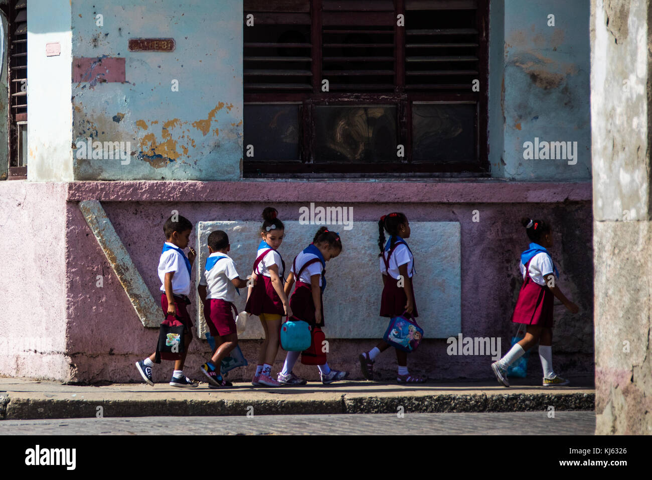 Des écoliers dans une rangée, Cienfuegos, Cuba Banque D'Images