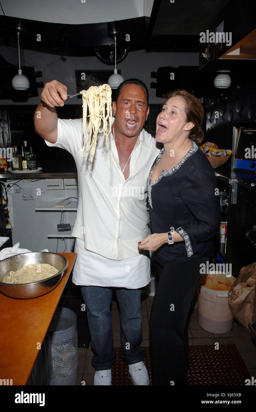 MIAMI BEACH - juin, 10, 2007 : Couverture exclusive (Les Sopranos) est une série télévisée américaine créée par David Chase et diffusées à l'origine sur le réseau HBO. Le spectacle s'articule autour de New Jersey mafia boss Tony Soprano et les difficultés auxquelles il fait face alors qu'il tente d'équilibrer les exigences souvent contradictoires de sa vie familiale et de l'organisation criminelle qu'il dirige. La série stars, entre autres, James Gandolfini, Lorraine Bracco, Edie Falco, et Michael Imperioli. Le salon dispose d'un grand jeté et plusieurs membres ont été reconnus pour leur capacité d'agir. Au départ, les Sopranos Banque D'Images