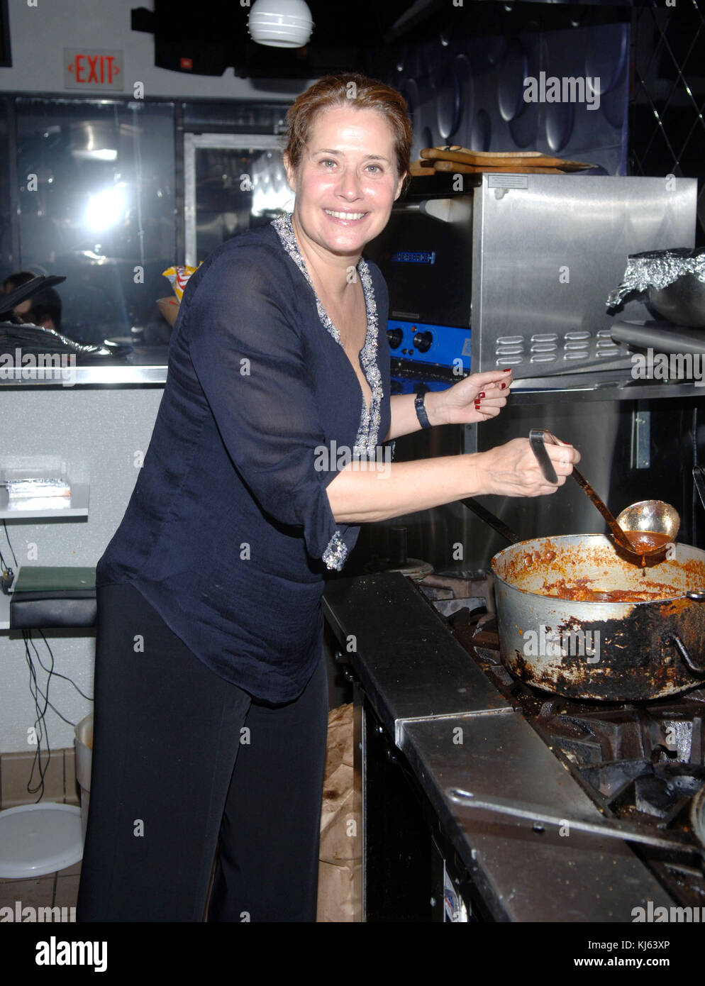 SMG   061007 Sopranos Recap.JPG ((COUVERTURE EXCLUSIVE) ) TOUTES LES PHOTOS PRISES 2005-2007 EN FLORIDE USA ( fichier photos) MIAMI BEACH - juin, 10, 2007 : Couverture exclusive (Les Sopranos) est une série télévisée américaine créée par David Chase et diffusées à l'origine sur le réseau HBO. Le spectacle s'articule autour de New Jersey mafia boss Tony Soprano et les difficultés auxquelles il fait face alors qu'il tente d'équilibrer les exigences souvent contradictoires de sa vie familiale et de l'organisation criminelle qu'il dirige. La série stars, entre autres, James Gandolfini, Lorraine Bracco, Edie Falco, et Michael Imperioli. L Banque D'Images