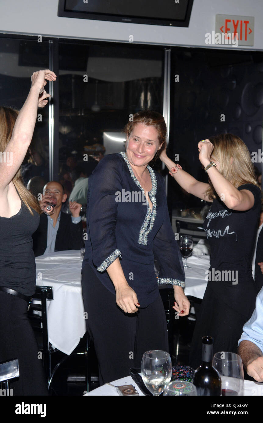 Smg   061007 sopranos recap.jpg ((couverture exclusive) ) toutes les photos prises 2005-2007 en Floride usa ( fichier photos) Miami Beach - juin, 10, 2007 : couverture exclusive (les sopranos) est une série télévisée américaine créée par David Chase et diffusées à l'origine sur le réseau HBO. Le spectacle tourne autour de new jersey mafia boss Tony Soprano et les difficultés auxquelles il fait face alors qu'il tente d'équilibrer les exigences souvent contradictoires de sa vie familiale et de l'organisation criminelle qu'il dirige. la série stars, entre autres, James Gandolfini, Lorraine Bracco, edie falco, et Michael imperioli. Le Banque D'Images