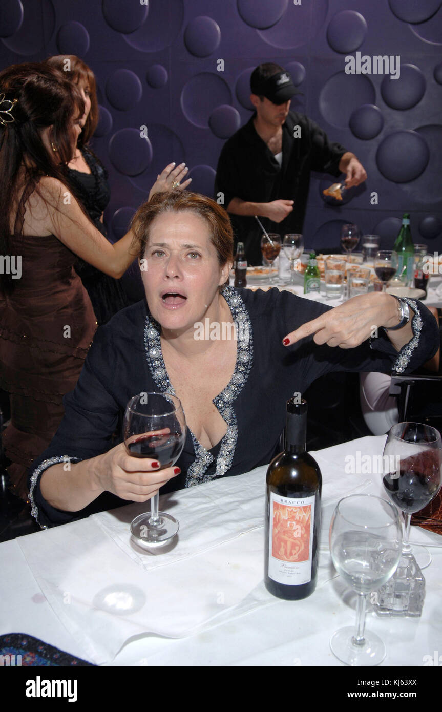 SMG   061007 Sopranos Recap.JPG ((COUVERTURE EXCLUSIVE) ) TOUTES LES PHOTOS PRISES 2005-2007 EN FLORIDE USA ( fichier photos) MIAMI BEACH - juin, 10, 2007 : Couverture exclusive (Les Sopranos) est une série télévisée américaine créée par David Chase et diffusées à l'origine sur le réseau HBO. Le spectacle s'articule autour de New Jersey mafia boss Tony Soprano et les difficultés auxquelles il fait face alors qu'il tente d'équilibrer les exigences souvent contradictoires de sa vie familiale et de l'organisation criminelle qu'il dirige. La série stars, entre autres, James Gandolfini, Lorraine Bracco, Edie Falco, et Michael Imperioli. L Banque D'Images