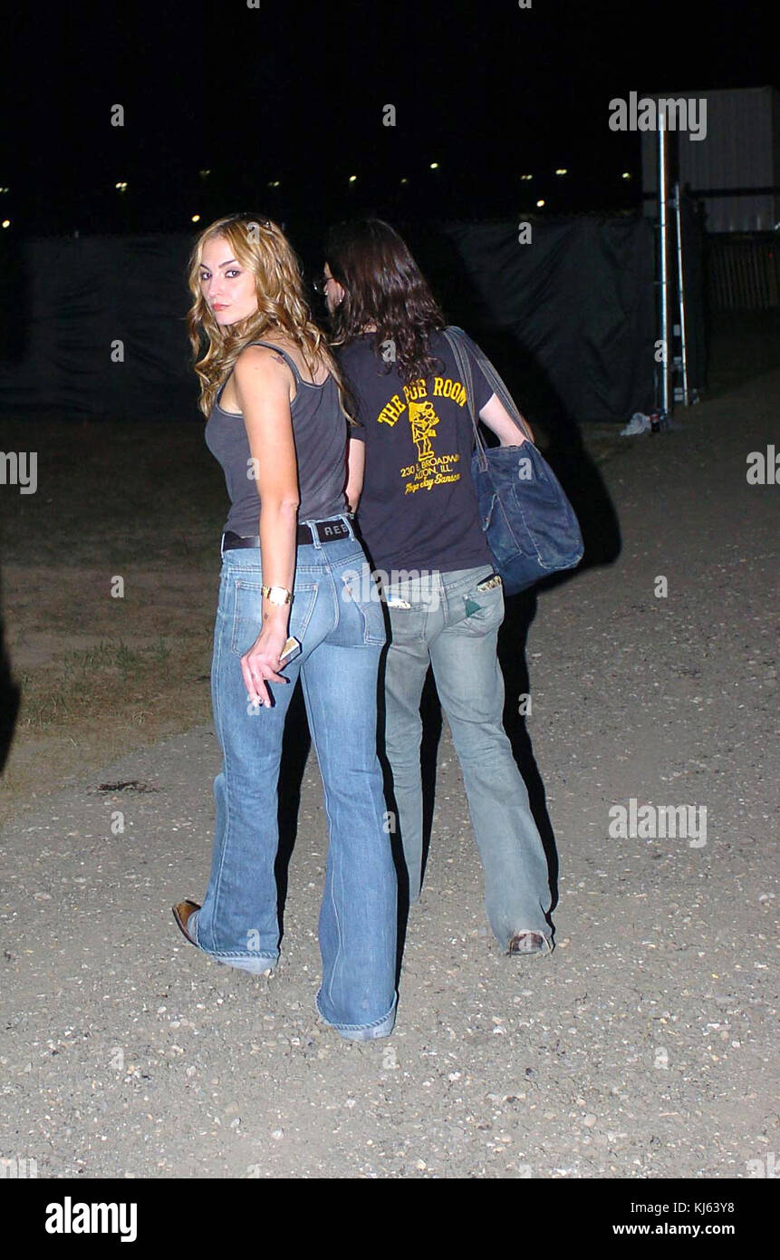 SMG   061007 Sopranos recap 12.JPG (COUVERTURE EXCLUSIVE) TOUTES PHOTOS PRISES 2005-2007 EN FLORIDE USA ( fichier photos) MIAMI BEACH - juin, 10, 2007 : Couverture exclusive (Les Sopranos) est une série télévisée américaine créée par David Chase et diffusées à l'origine sur le réseau HBO. Le spectacle s'articule autour de New Jersey mafia boss Tony Soprano et les difficultés auxquelles il fait face alors qu'il tente d'équilibrer les exigences souvent contradictoires de sa vie familiale et de l'organisation criminelle qu'il dirige. La série stars, entre autres, James Gandolfini, Lorraine Bracco, Edie Falco, et Michael Imperioli. Le s Banque D'Images