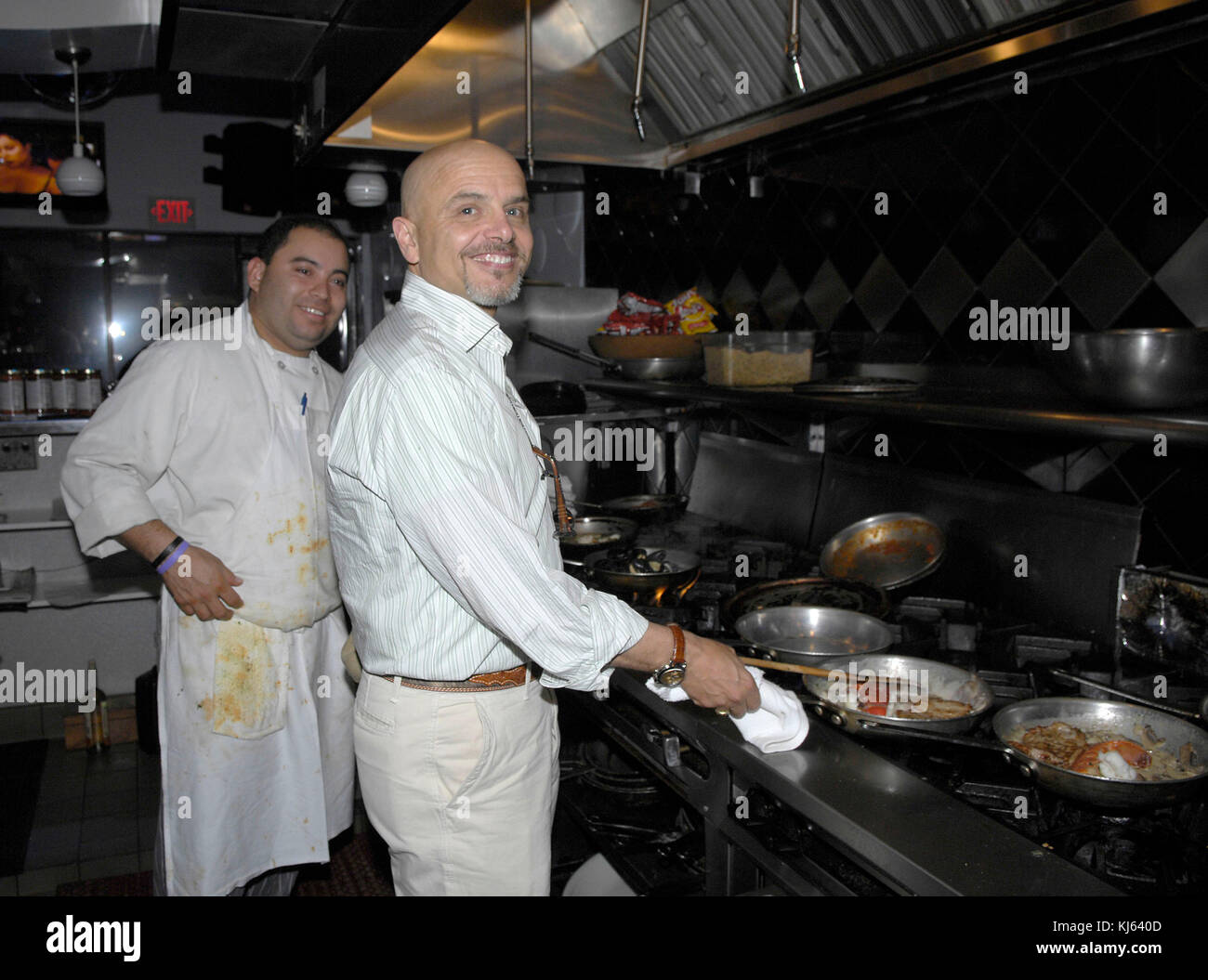 SMG   061007 Sopranos recap 31.JPG (COUVERTURE EXCLUSIVE) TOUTES PHOTOS PRISES 2005-2007 EN FLORIDE USA ( fichier photos) MIAMI BEACH - juin, 10, 2007 : Couverture exclusive (Les Sopranos) est une série télévisée américaine créée par David Chase et diffusées à l'origine sur le réseau HBO. Le spectacle s'articule autour de New Jersey mafia boss Tony Soprano et les difficultés auxquelles il fait face alors qu'il tente d'équilibrer les exigences souvent contradictoires de sa vie familiale et de l'organisation criminelle qu'il dirige. La série stars, entre autres, James Gandolfini, Lorraine Bracco, Edie Falco, et Michael Imperioli. Le s Banque D'Images