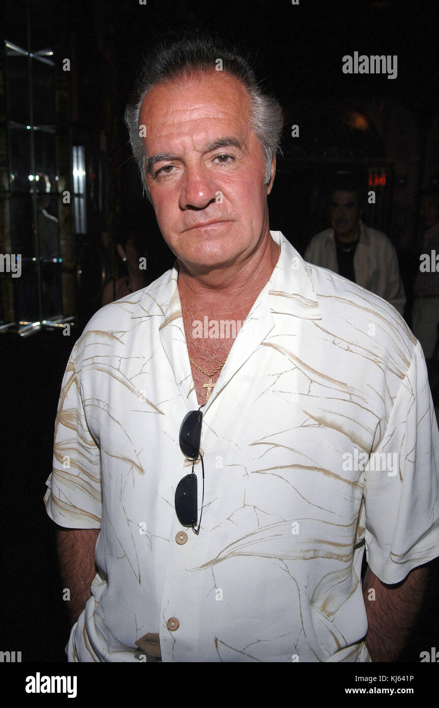 SMG   061007 Sopranos recap 53.JPG (COUVERTURE EXCLUSIVE) TOUTES PHOTOS PRISES 2005-2007 EN FLORIDE USA ( fichier photos) MIAMI BEACH - juin, 10, 2007 : Couverture exclusive (Les Sopranos) est une série télévisée américaine créée par David Chase et diffusées à l'origine sur le réseau HBO. Le spectacle s'articule autour de New Jersey mafia boss Tony Soprano et les difficultés auxquelles il fait face alors qu'il tente d'équilibrer les exigences souvent contradictoires de sa vie familiale et de l'organisation criminelle qu'il dirige. La série stars, entre autres, James Gandolfini, Lorraine Bracco, Edie Falco, et Michael Imperioli. Le s Banque D'Images