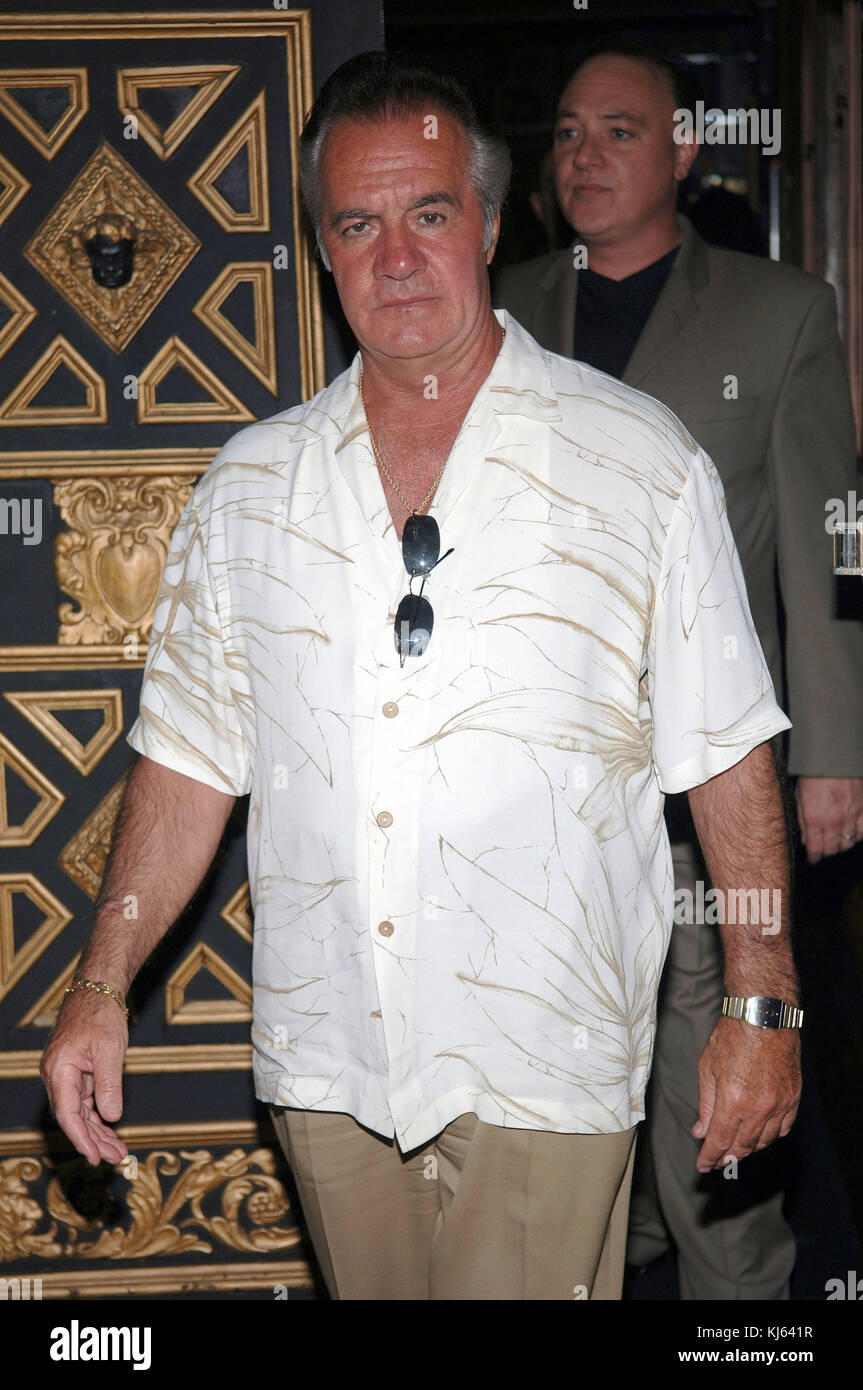 SMG   061007 Sopranos recap 53.JPG (COUVERTURE EXCLUSIVE) TOUTES PHOTOS PRISES 2005-2007 EN FLORIDE USA ( fichier photos) MIAMI BEACH - juin, 10, 2007 : Couverture exclusive (Les Sopranos) est une série télévisée américaine créée par David Chase et diffusées à l'origine sur le réseau HBO. Le spectacle s'articule autour de New Jersey mafia boss Tony Soprano et les difficultés auxquelles il fait face alors qu'il tente d'équilibrer les exigences souvent contradictoires de sa vie familiale et de l'organisation criminelle qu'il dirige. La série stars, entre autres, James Gandolfini, Lorraine Bracco, Edie Falco, et Michael Imperioli. Le s Banque D'Images