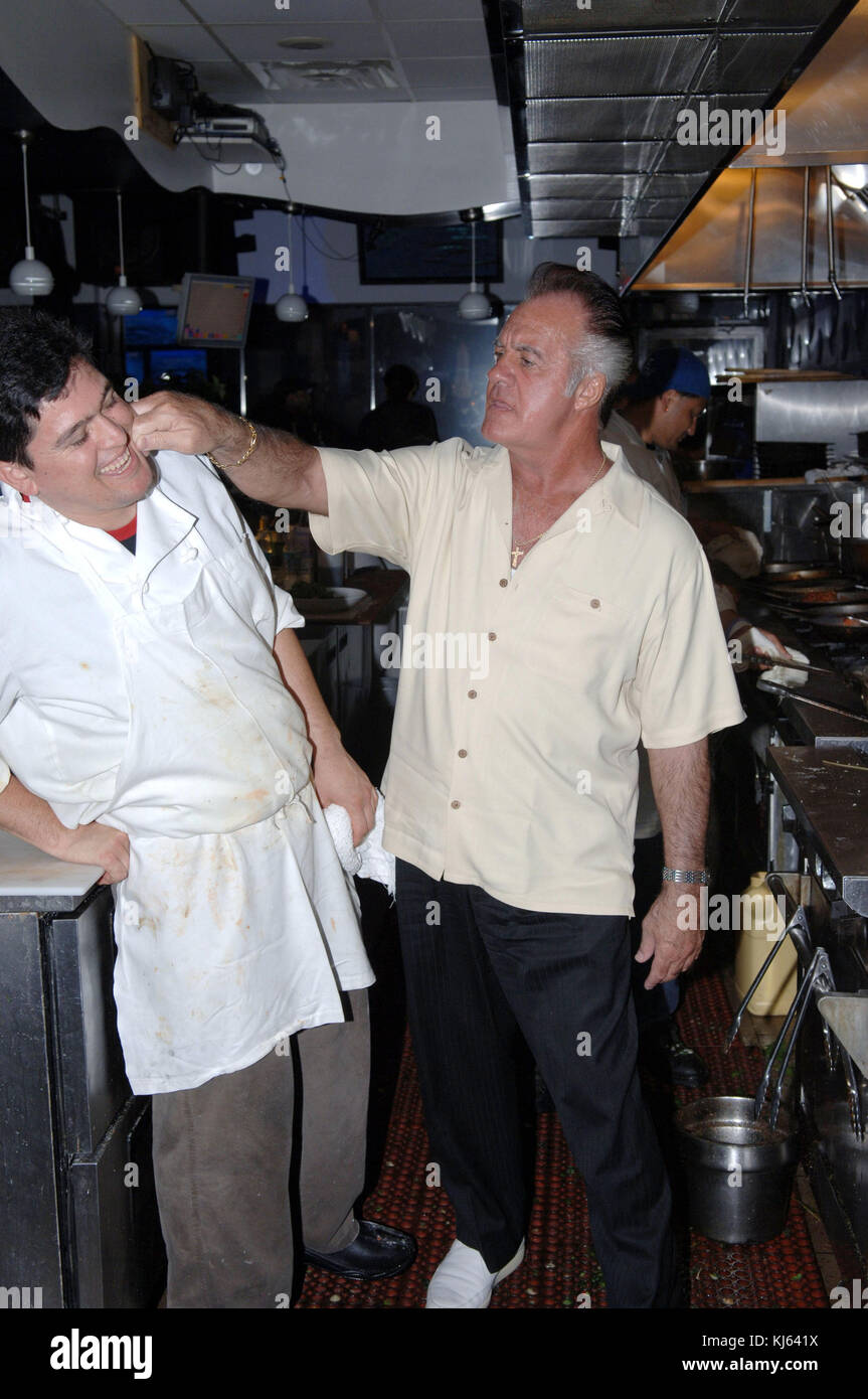 SMG   061007 Sopranos recap 53.JPG (COUVERTURE EXCLUSIVE) TOUTES PHOTOS PRISES 2005-2007 EN FLORIDE USA ( fichier photos) MIAMI BEACH - juin, 10, 2007 : Couverture exclusive (Les Sopranos) est une série télévisée américaine créée par David Chase et diffusées à l'origine sur le réseau HBO. Le spectacle s'articule autour de New Jersey mafia boss Tony Soprano et les difficultés auxquelles il fait face alors qu'il tente d'équilibrer les exigences souvent contradictoires de sa vie familiale et de l'organisation criminelle qu'il dirige. La série stars, entre autres, James Gandolfini, Lorraine Bracco, Edie Falco, et Michael Imperioli. Le s Banque D'Images