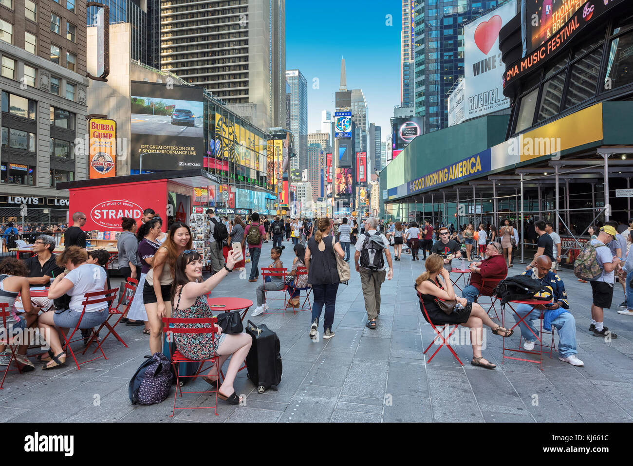 Se détendre à Times Square à Manhattan, New York. Banque D'Images