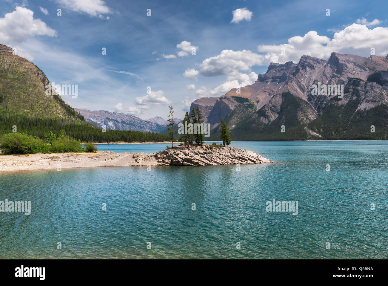 Le lac Minnewanka, dans le parc national Banff, Canada. Banque D'Images