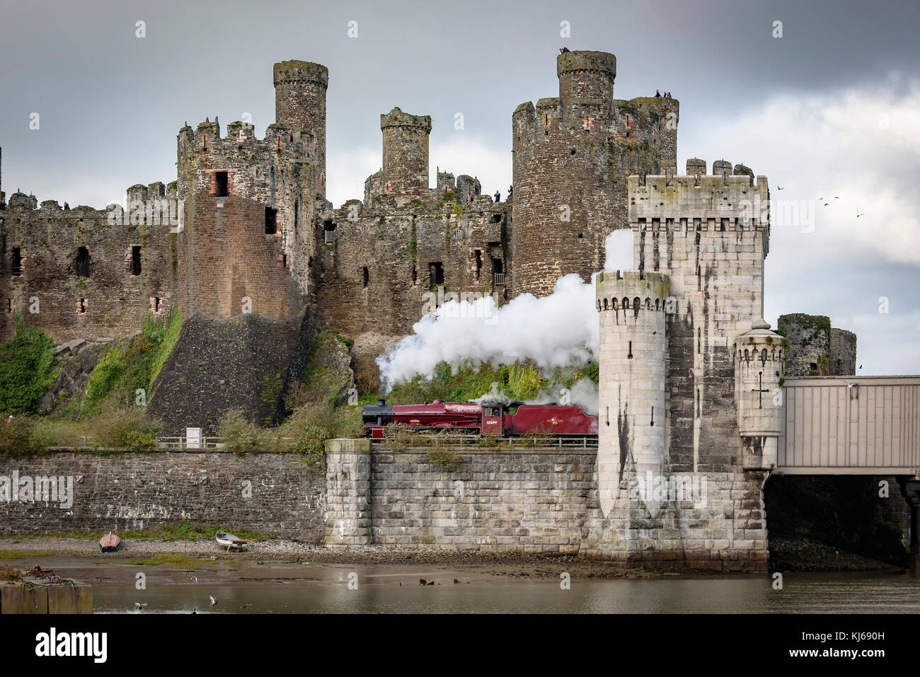 Château de Conwy Galatea train à vapeur. Banque D'Images