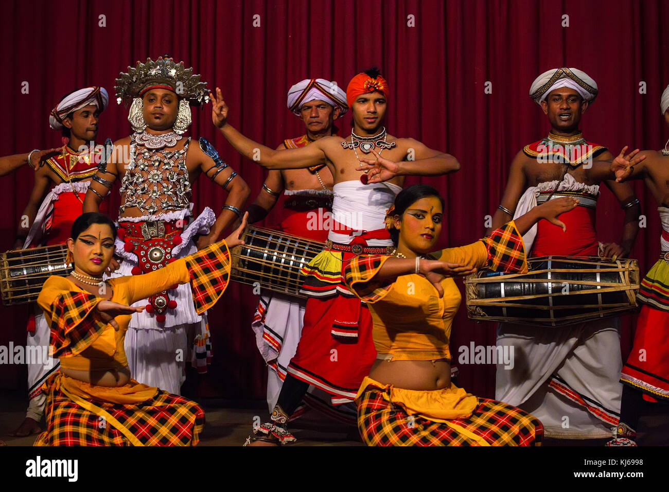 Kandy, Sri Lanka - circa décembre 2013 : des danseurs traditionnels Banque D'Images