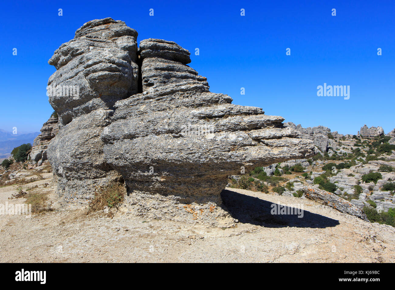 Une formation de roche karstique à El Torcal de Antequera, réserve naturelle située au sud de la ville d'Antequera, Espagne Banque D'Images