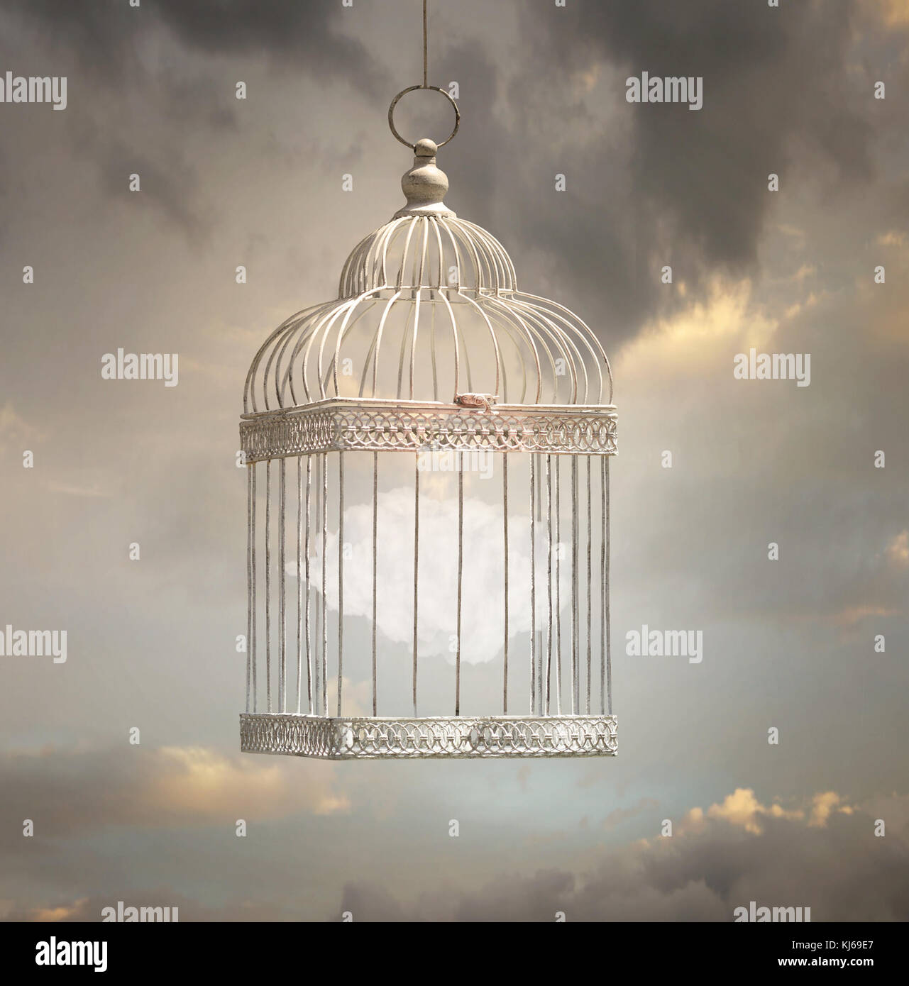 Image de rêve qui représentent un nuage à l'intérieur d'une cage avec un beau ciel en arrière-plan Banque D'Images