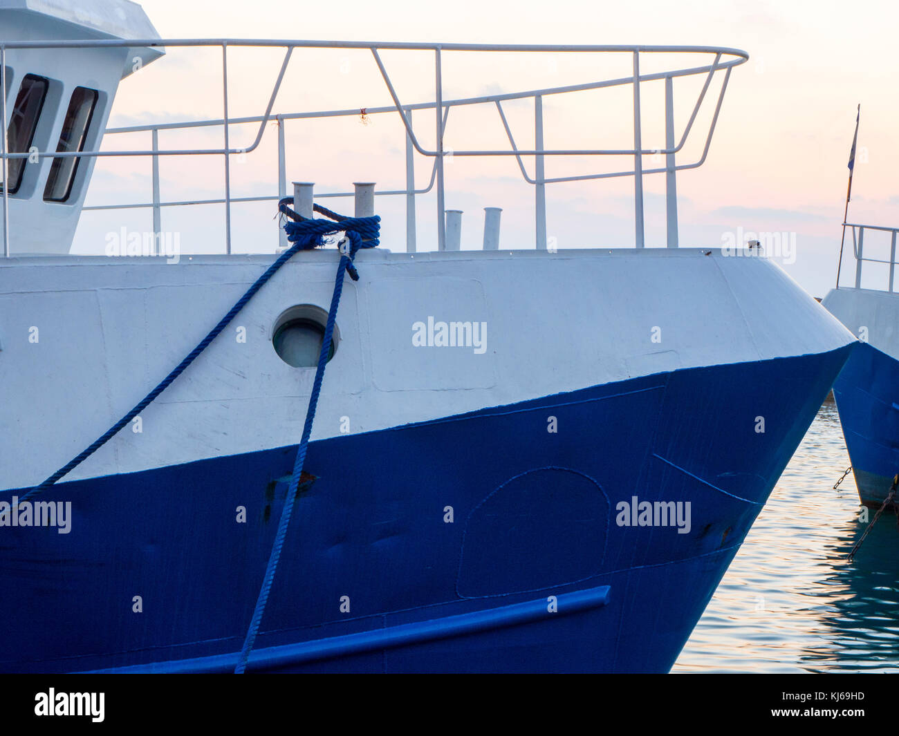 Bateau bleu et blanc Banque D'Images