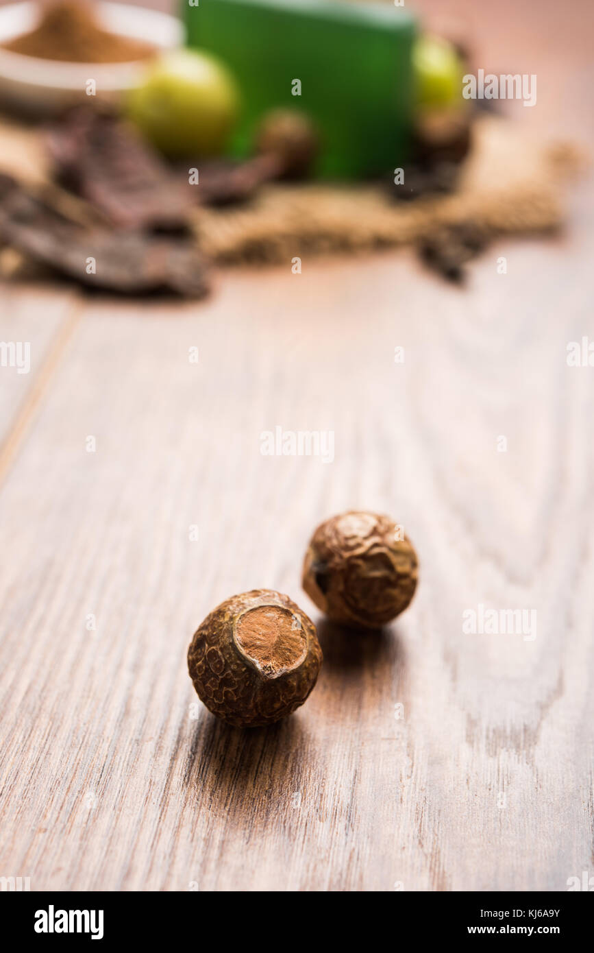 Le fruit brut d'Arita ou de Reetha également connu comme le savon-noix qui est l'ingrédient principal dans tous les savons et shampoings. Également connu sous le nom de Sapindus emarginatus. Selecti Banque D'Images Le fruit brut d'Arita ou de Reetha également connu comme le savon-noix qui est l'ingrédient principal dans tous les savons et shampoings. Également connu sous le nom de Sapindus emarginatus. Selecti Banque D'Images