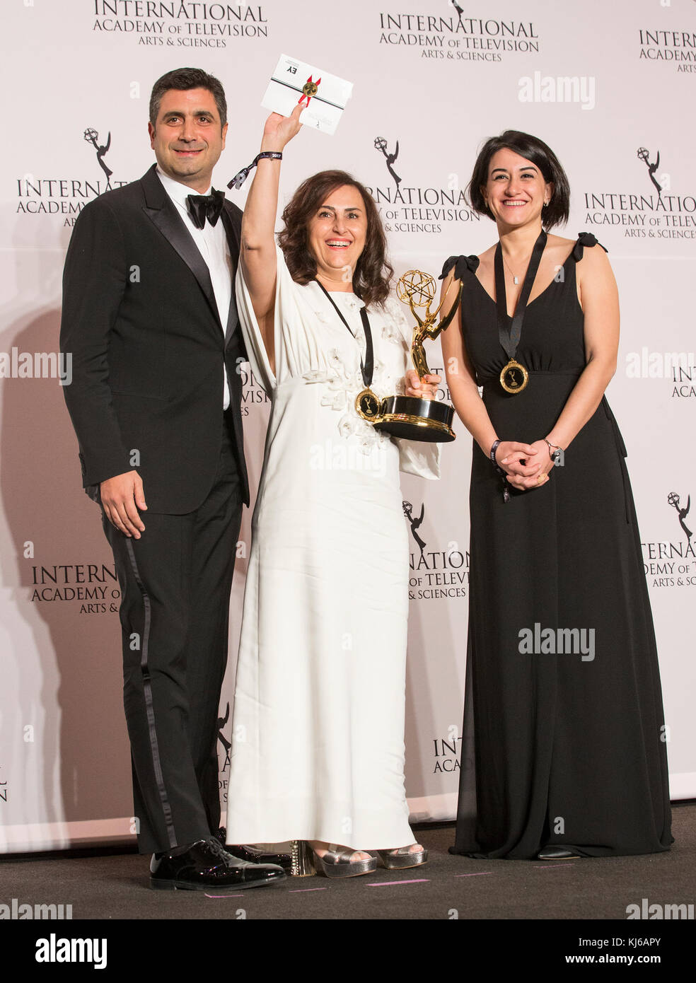 Ay yapim et cast gagnant du meilleur telenovela présentent sur scène à salle de presse pour 2017 internation Emmy Awards au Hilton hotel (photo de lev radin / pacific press) Banque D'Images