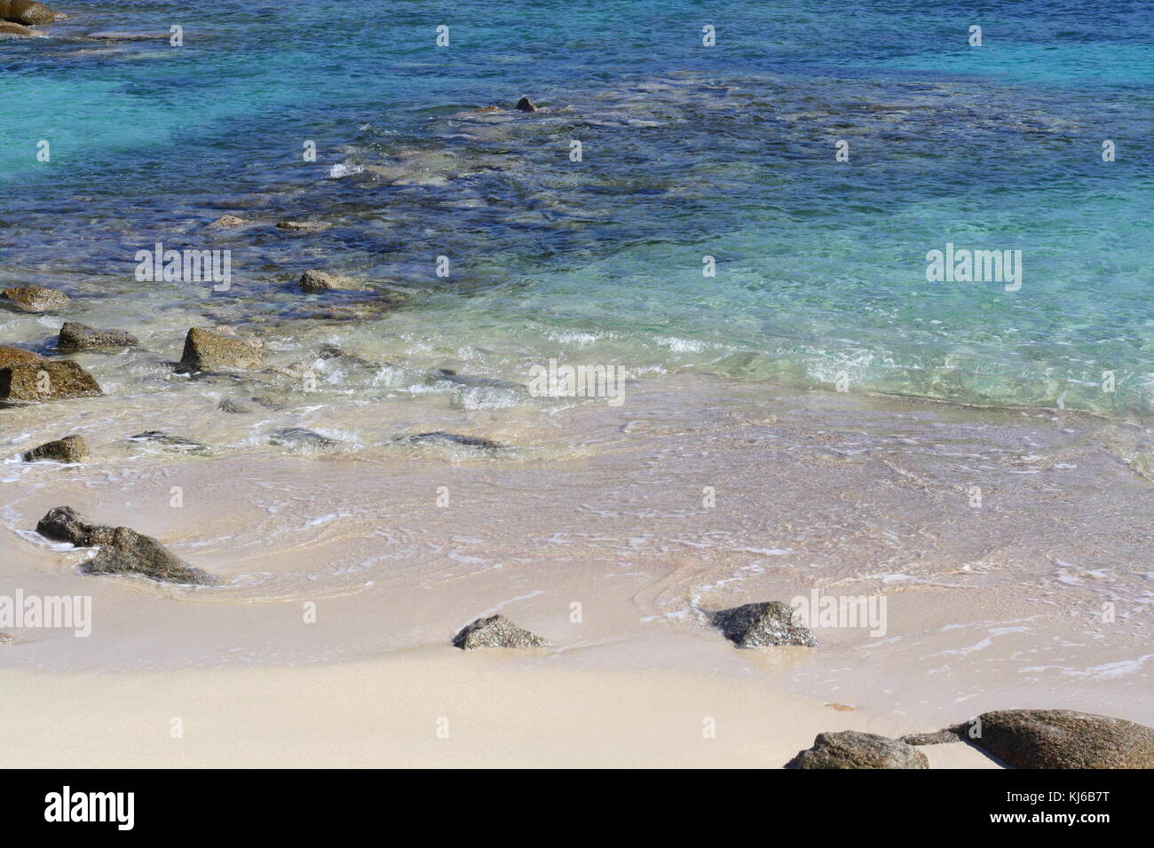 Spiaggia di Rena Bianca, Sardaigne, Italie : plage de sable avec de petites pierres, une mer cristalline de l'eau. Banque D'Images