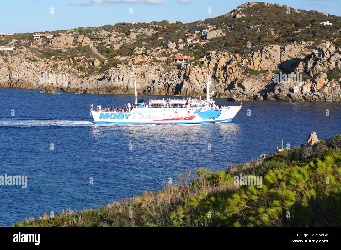 Un ferry en provenance d'un baie sarde de bonifacio, Corse, France. Banque D'Images