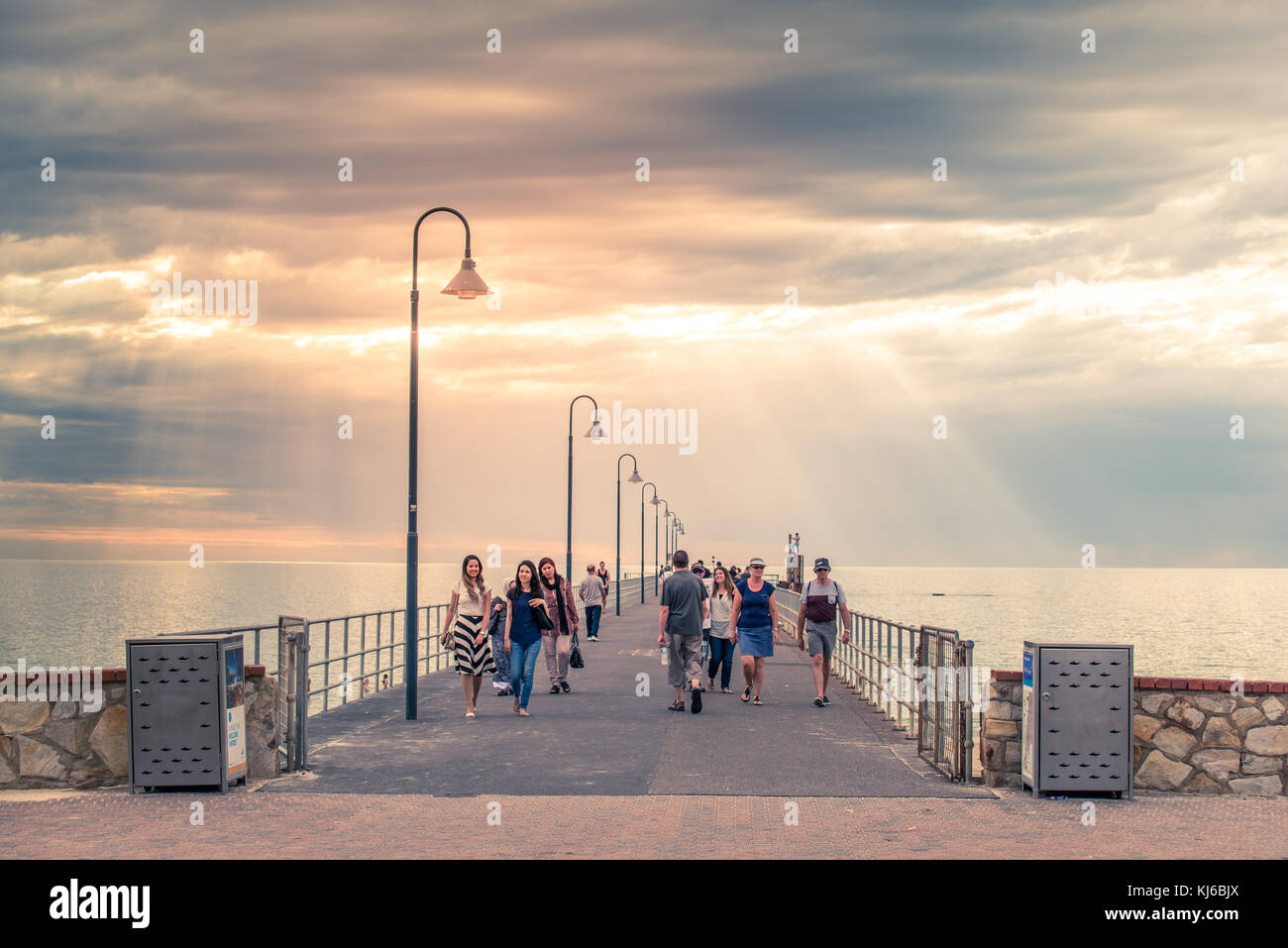 Adelaide, Australie - janvier 19, 2016 : les gens marchent le long embarcadère de glenelg au coucher du soleil. jetty a été ouvert au public le 25 avril 1859 et est l'un des plus Banque D'Images