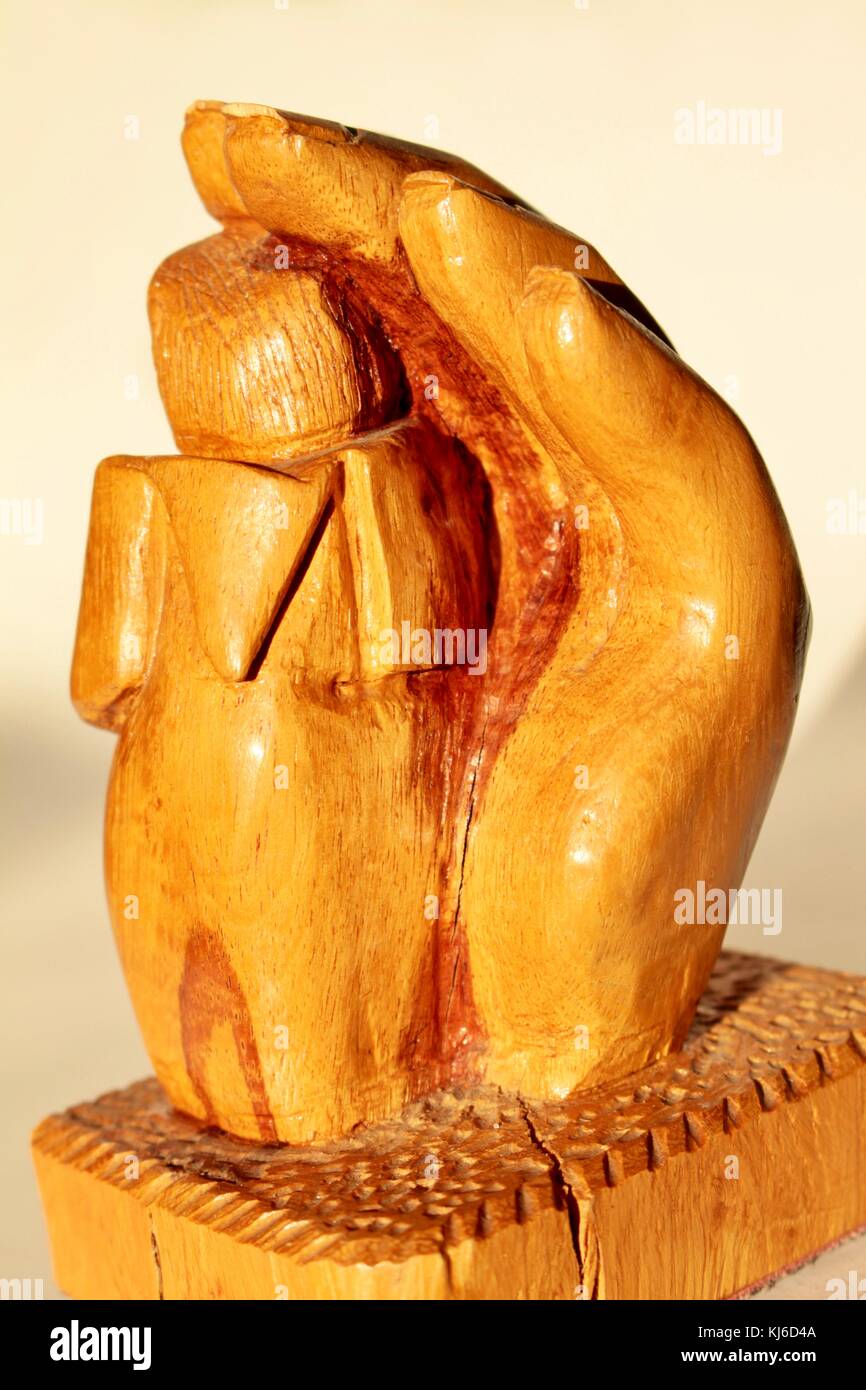 Vue arrière de petite sculpture en bois de la main de Dieu, la protection de la tenue, un moine Banque D'Images