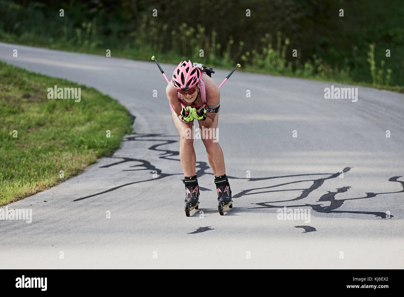 Amanda Lightfoot biathlète de l'équipe nationale britannique, entraînement d'été, ski à roulettes dans la Chiemgau Arena à Ruhpolding en Allemagne Banque D'Images