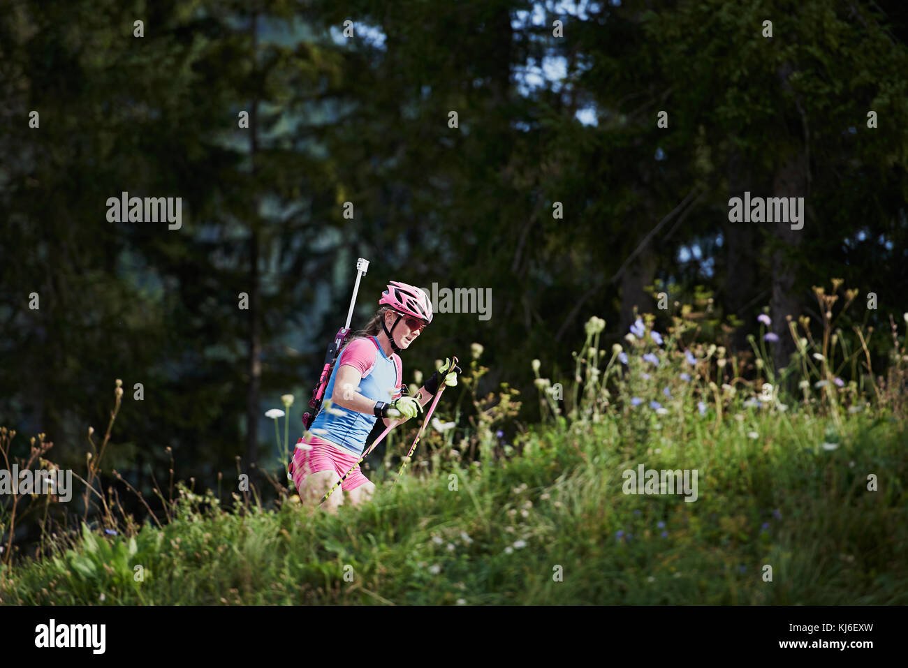 Amanda Lightfoot biathlète de l'équipe nationale britannique, entraînement d'été, ski à roulettes dans la Chiemgau Arena à Ruhpolding en Allemagne Banque D'Images