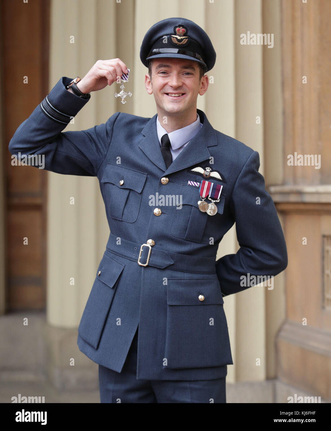 Roger Cruickshank, chef de l'escadron, après avoir reçu une Croix de vol distinguée du duc de Cambridge, au palais de Buckingham, à Londres. Banque D'Images