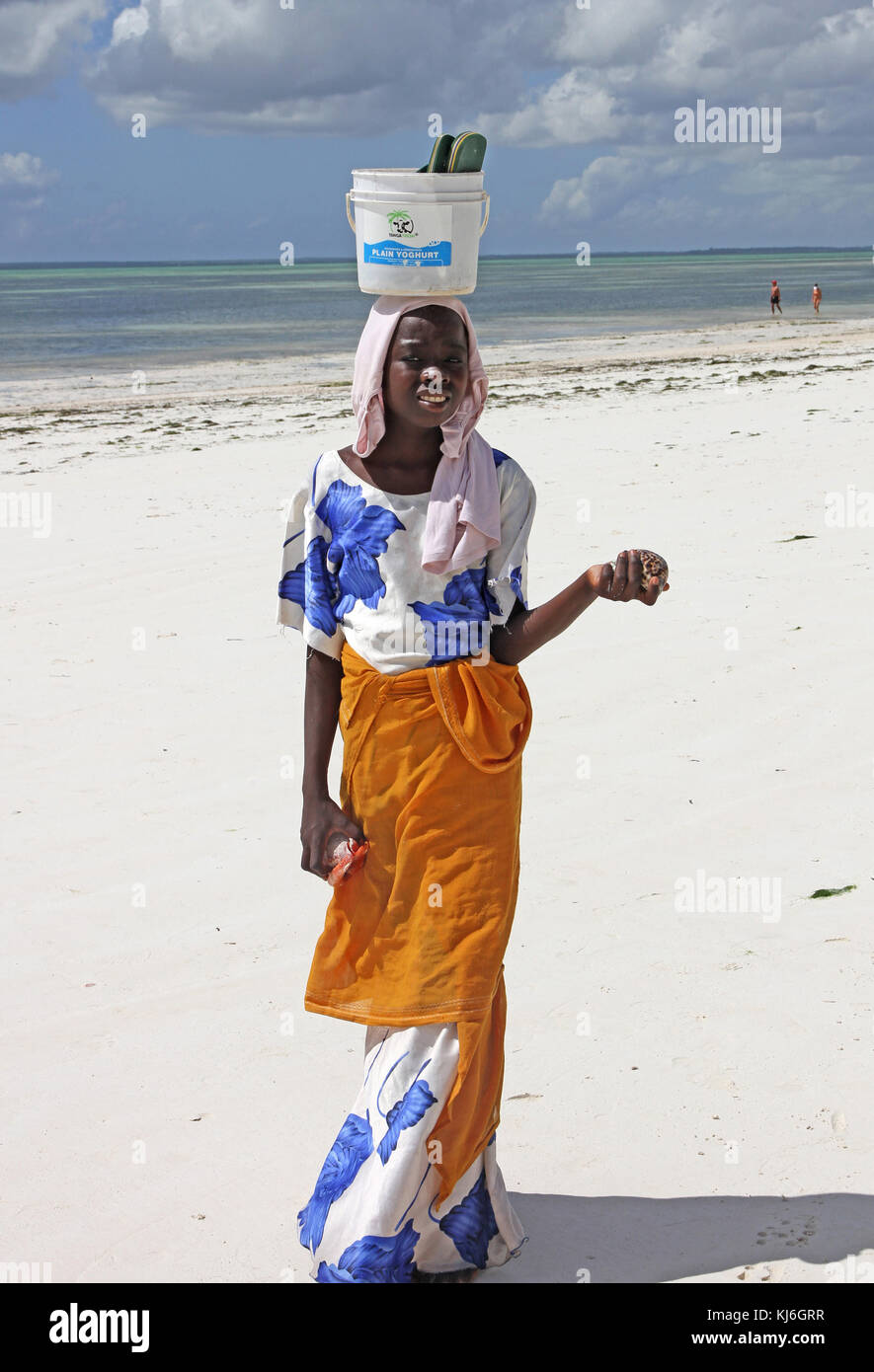 Woman on beach, l'île de Unguja, à Zanzibar, Tanzanie Banque D'Images