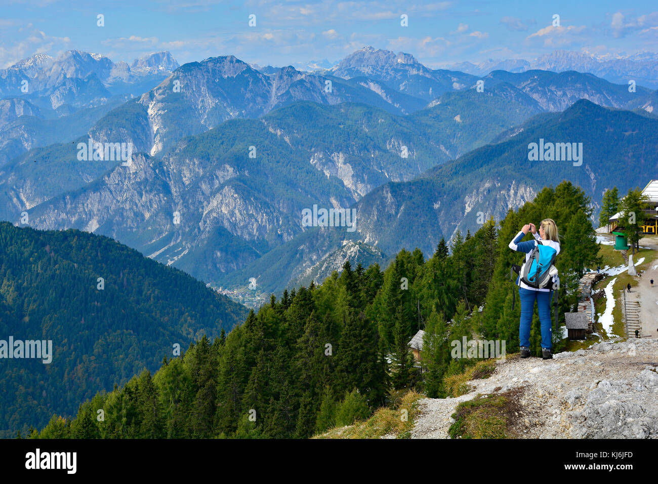 Lussari, ITALIE - 23 septembre 2017. Un touriste prend une photo de l'automne paysage dans lussari, un village de ski populaires dans le nord-est de l'Italie qui Banque D'Images