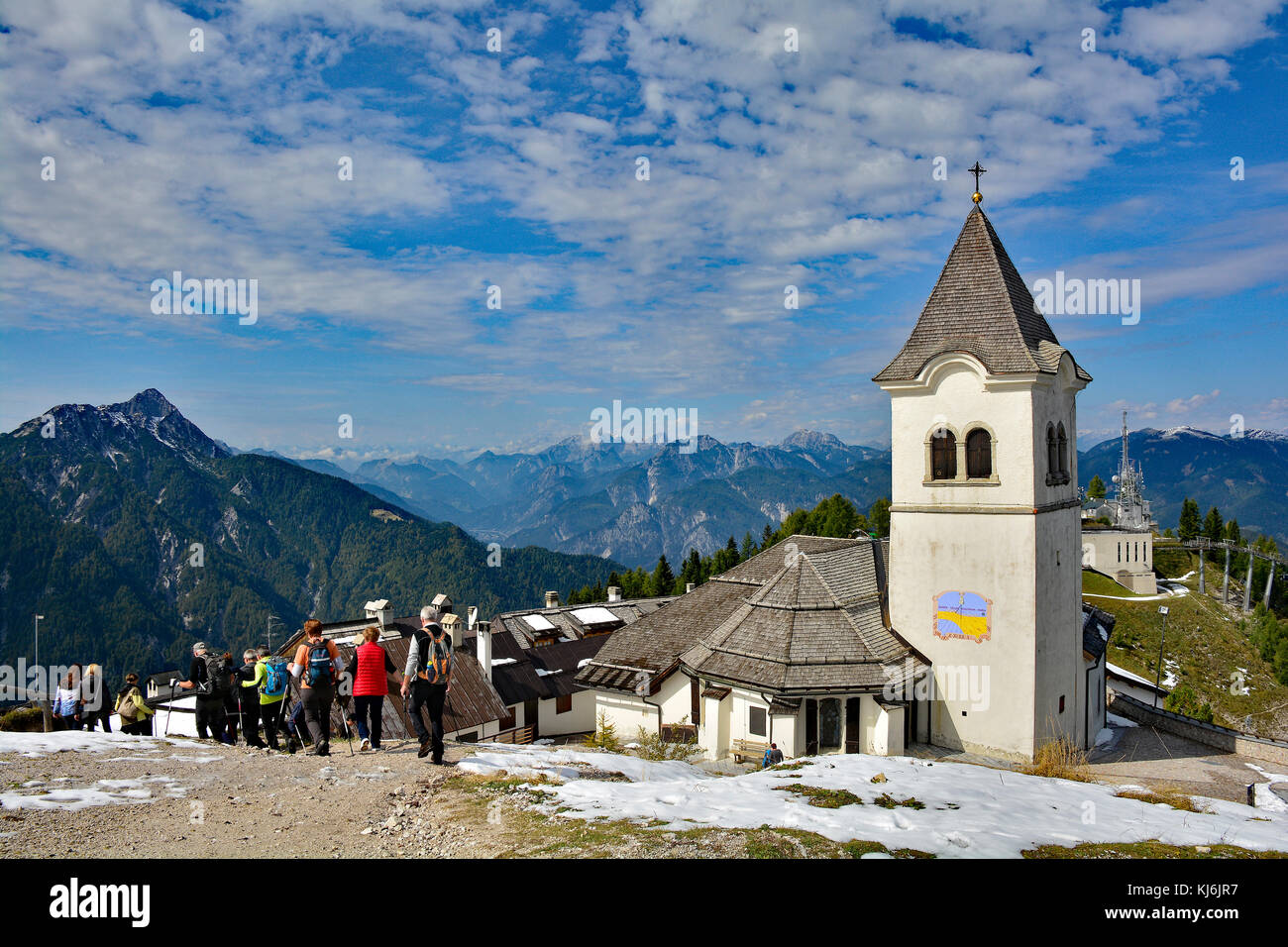 Lussari, ITALIE - 23 septembre 2017. Les touristes marche dans le paysage d'automne de lussari, un village de ski populaires dans le nord-est de l'Italie qui est également pop Banque D'Images