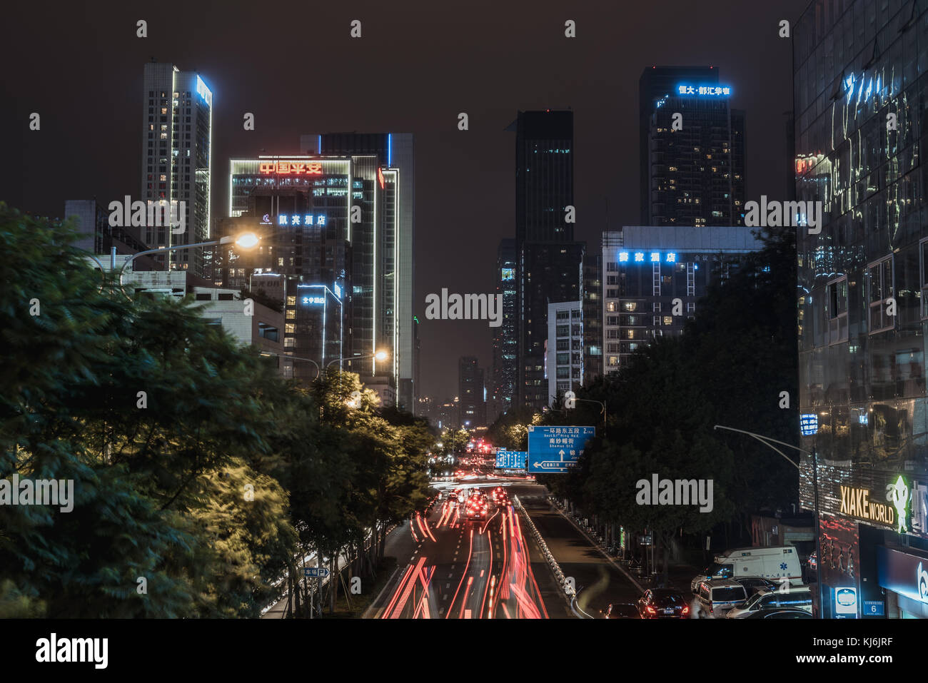 Vue longue exposition de la rue à Chengdu la nuit avec des gratte-ciel en arrière-plan, province du Sichuan, Chine Banque D'Images