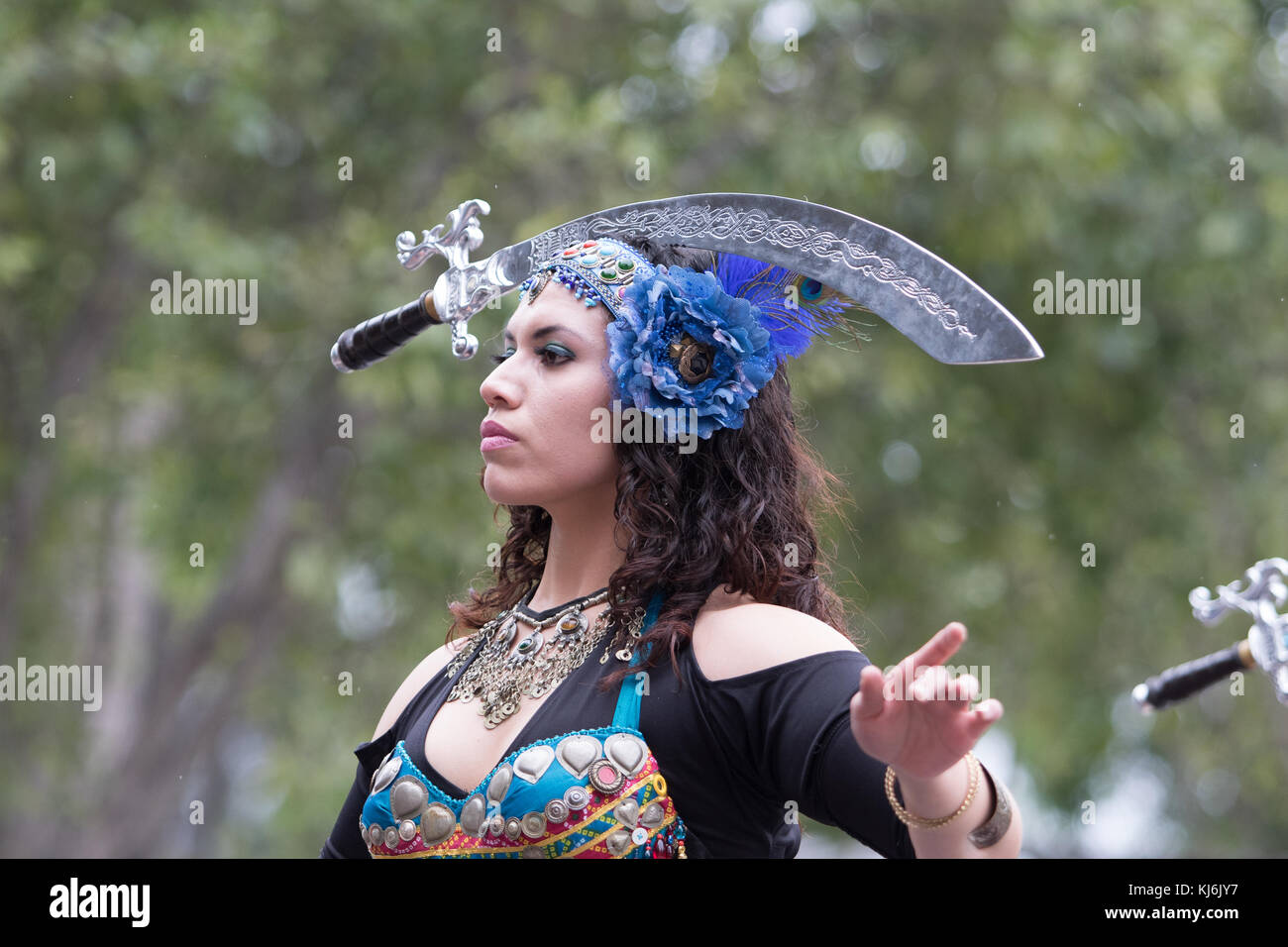 Le 27 février 2016, San Miguel de Allende, Mexique : une femme est l'équilibre entre une épée sur la tête lors d'une exécution publique de danse du ventre Banque D'Images