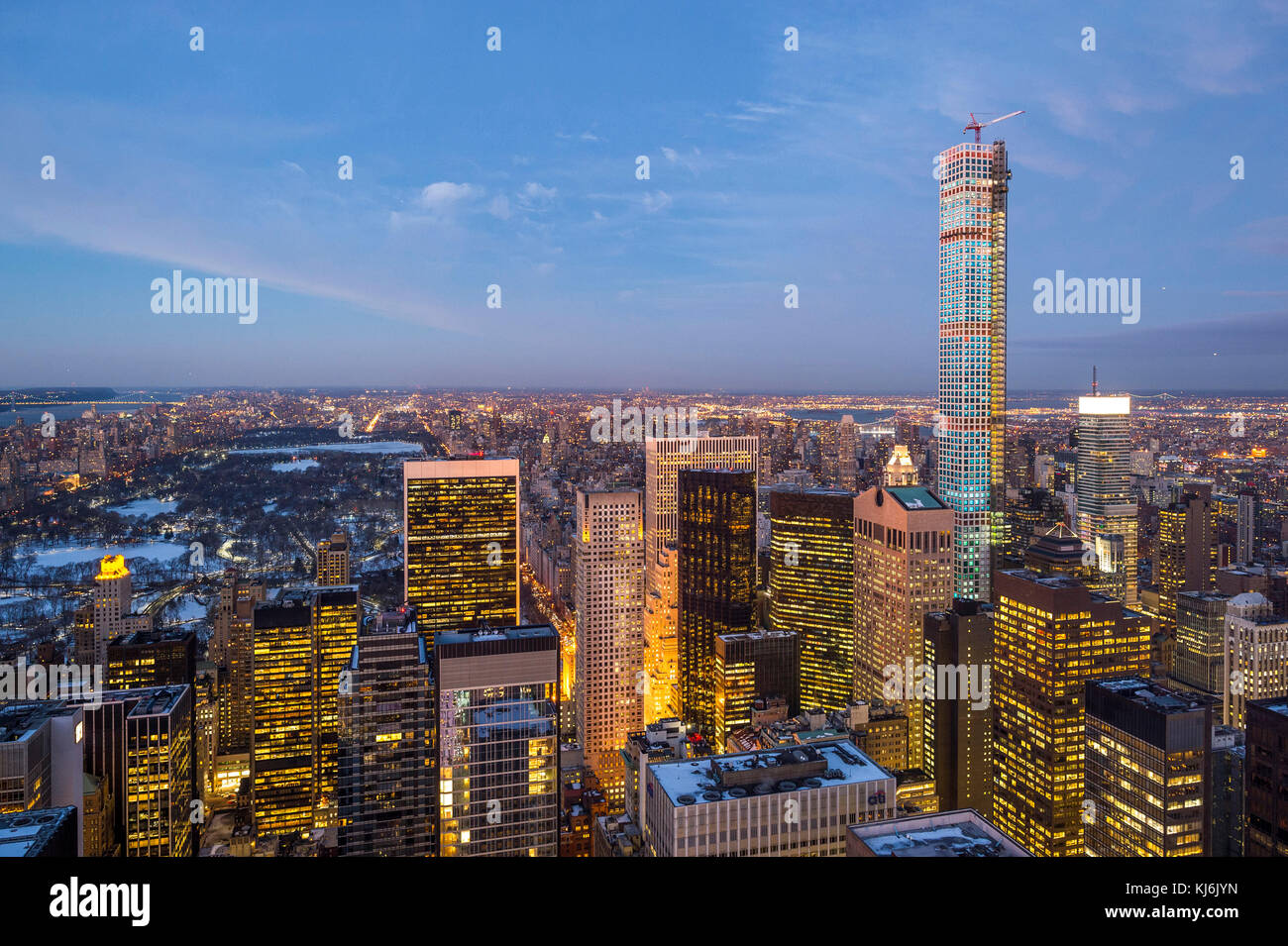 USA, New York City : la ville, bâtiments et 432 Park Avenue en construction, l'un des plus hauts gratte-ciel résidentiel à New York Banque D'Images
