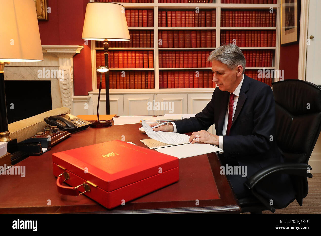 SOUS EMBARGO À 1800 MARDI 21 NOVEMBRE le chancelier de l'Échiquier Philip Hammond prépare son discours dans son bureau de Downing Street, Londres, avant son annonce du budget 2017 mercredi. Banque D'Images