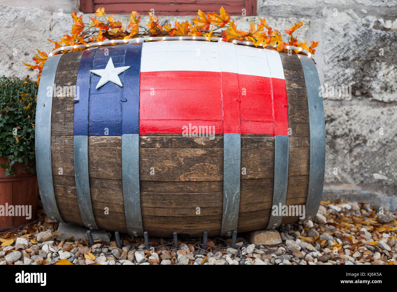 Fût de chêne en bois avec texas drapeau peint sur/ decorative fût de chêne en face de winery Banque D'Images