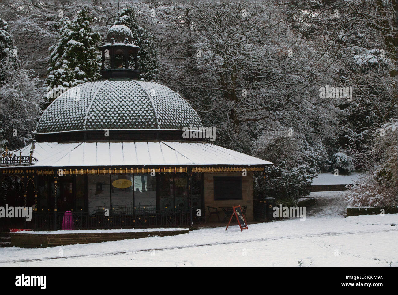 Café et de magnésie dans l'hiver de janvier 2016, Valley Gardens, Harrogate, North Yorkshire, Angleterre, Royaume-Uni. Banque D'Images