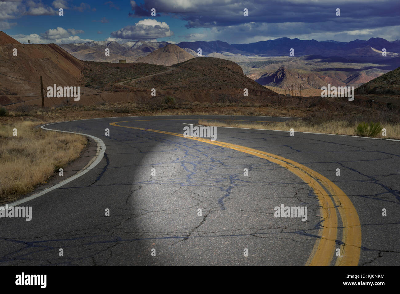 Lumière sur la route de l'autoroute du désert Banque D'Images