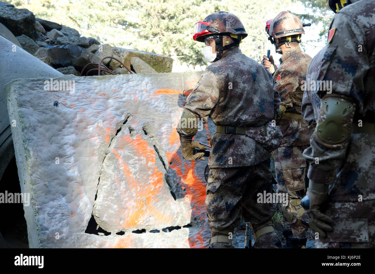 Les soldats de l'Armée populaire de libération (APL) enfreindre la pratique pour extraire des victimes simulées à partir d'un tas de gravats au cours de la 13e édition de la U.S.-China change la gestion des catastrophes au Camp Rilea Centre d'entraînement des Forces armées, le 18 novembre 2017, dans la région de Warrenton, Ore. pacifique de l'armée américaine héberge l'échange annuel avec le Pla de favoriser la confiance mutuelle et la compréhension tout en partageant les leçons tirées afin d'accroître les capacités d'intervention en cas de catastrophe dans la région du Pacifique. (Photo de la CPS. Alisha, Grezlik Mobile 115e Détachement des affaires publiques) Banque D'Images